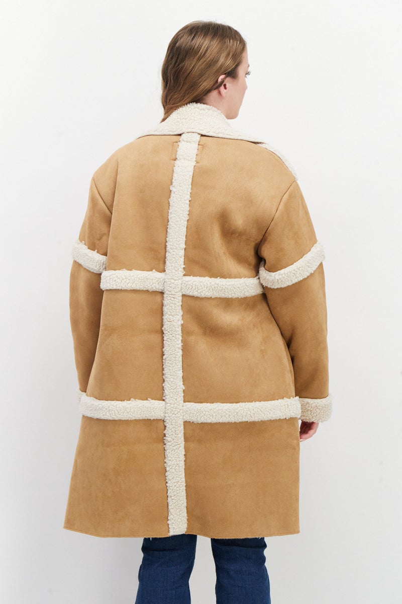 Bearpaw معطف نسائي من الفرو الصناعي، بني - Image 2